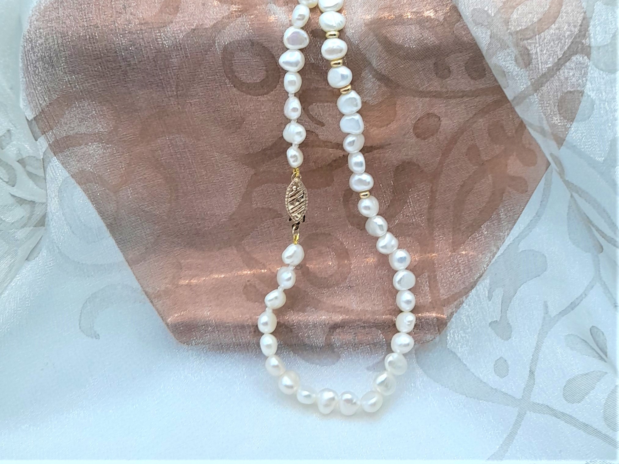 ANNABELLE - Freshwater Pearl Necklace with Topaz Pendant