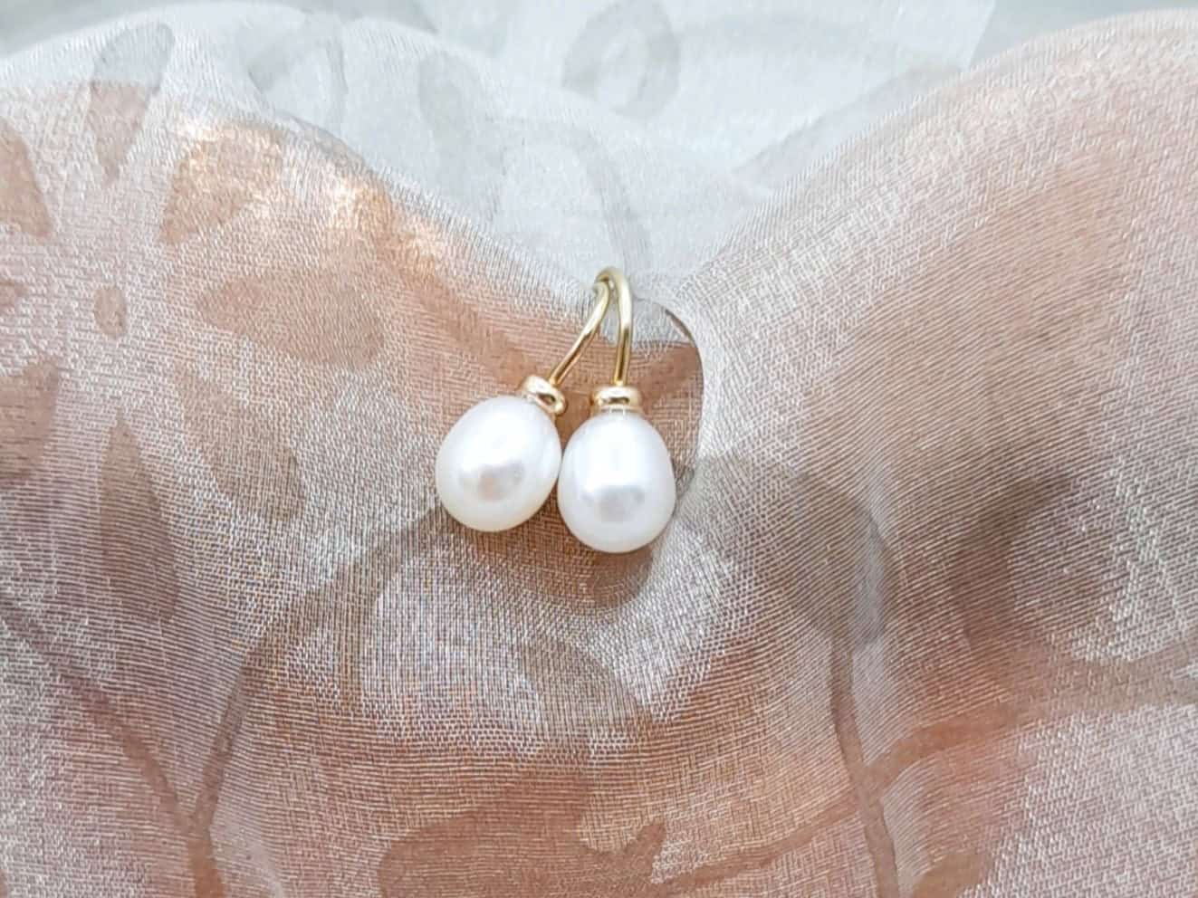 9ct gold Johanna Freshwater Pearl drop earrings.
