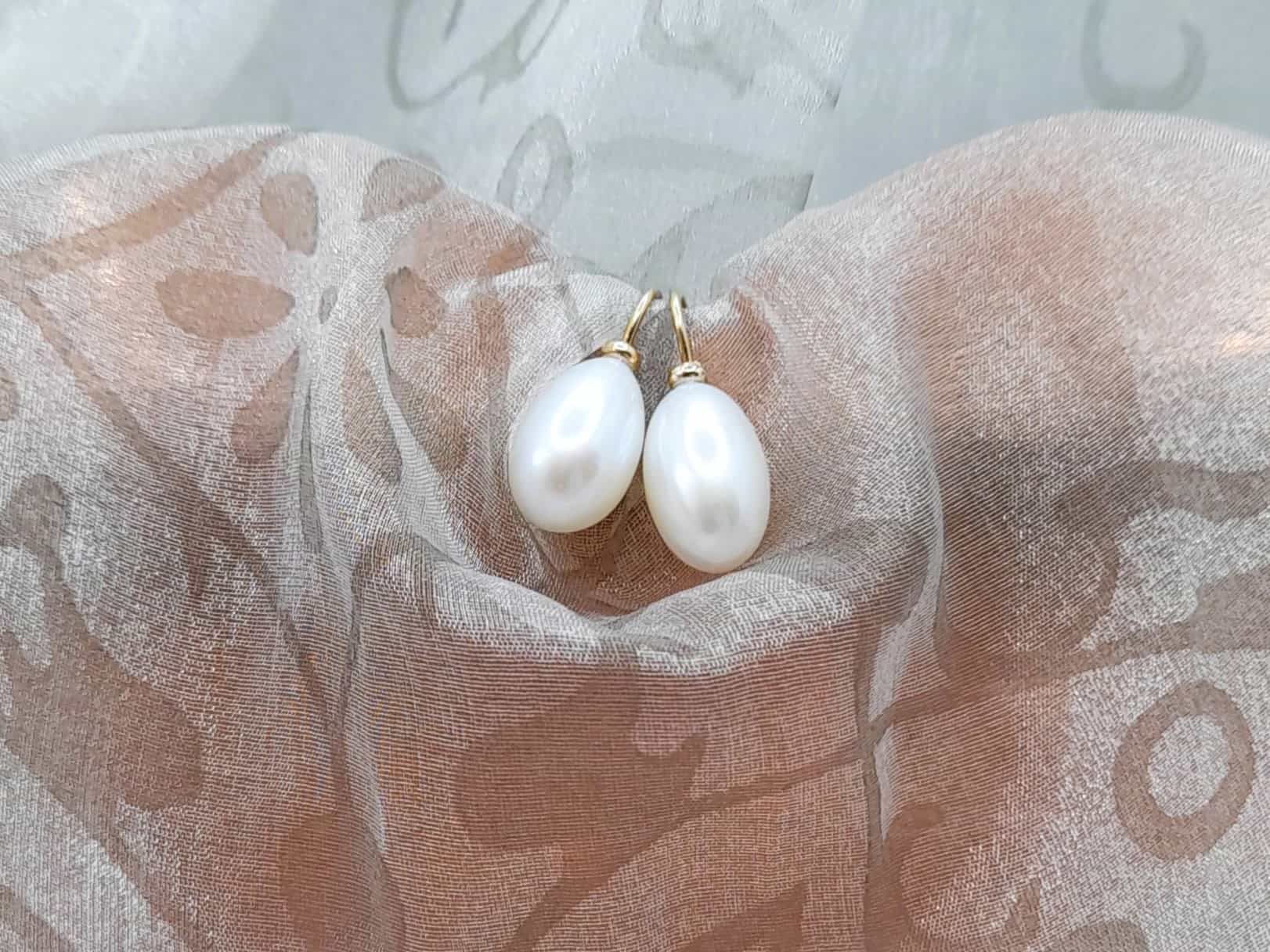 9ct gold Johanna Freshwater Pearl drop earrings.